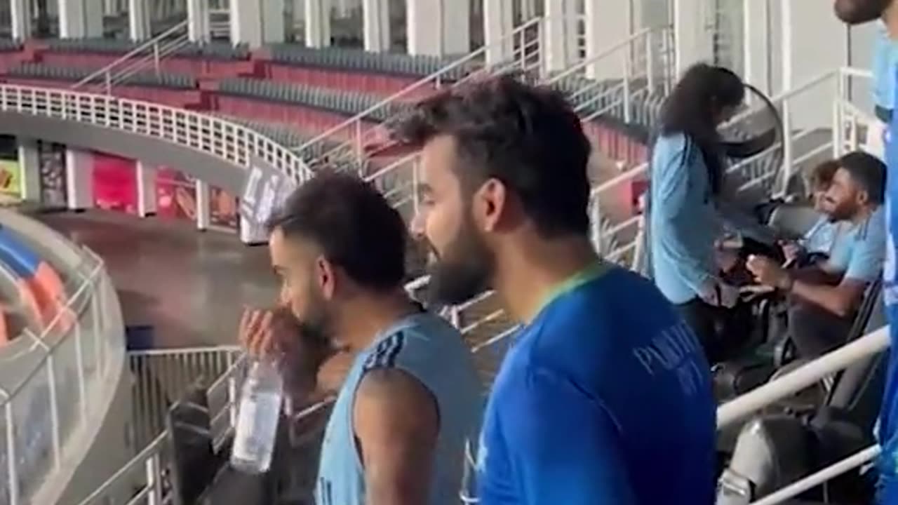 Virat Kohli and Shadab Khan friendship 😜🥀❤️❤️🥰🥰 | Virat Kohli meets with Shadab Khan 🇵🇰❤️🥰