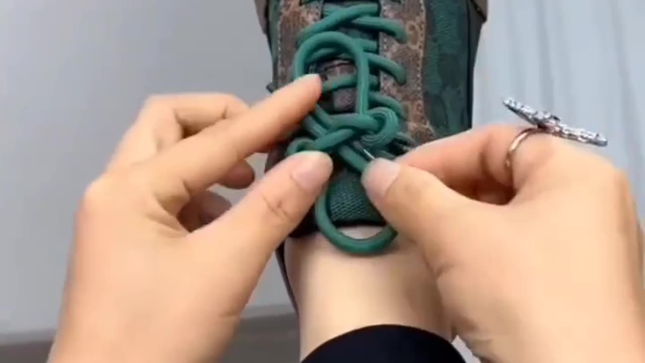 Fasten shoelaces correctly