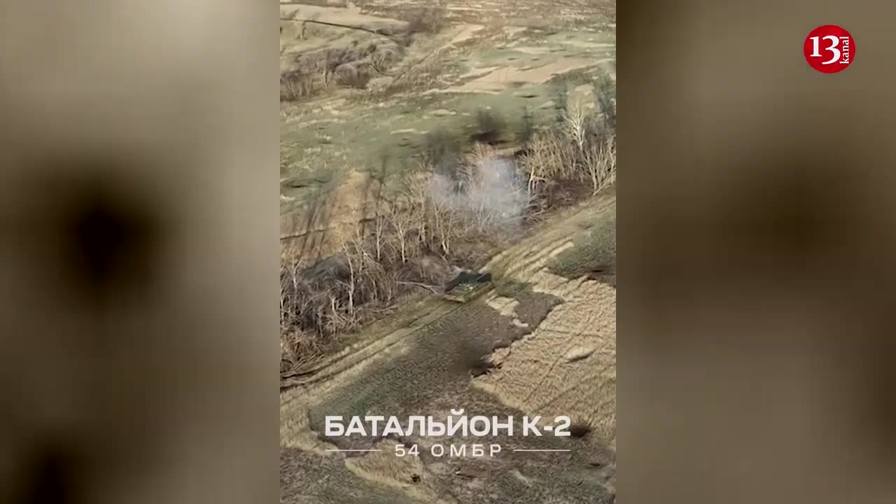 This is how Ukrainian tank approaches Russians seeking to flee and opens fire