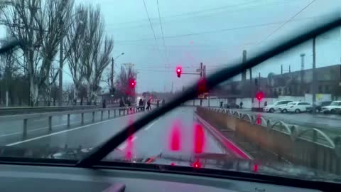 Ukrainian soldiers seen taking up position in Mariupol