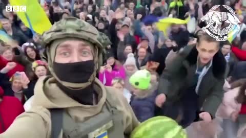解放された街ヘルソン、ウクライナ軍を熱烈に歓迎する住民たち