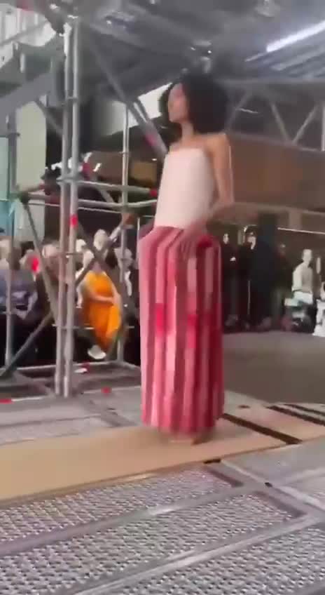 👺Quando i demoni si divertono a sfoggiare nelle passerelle