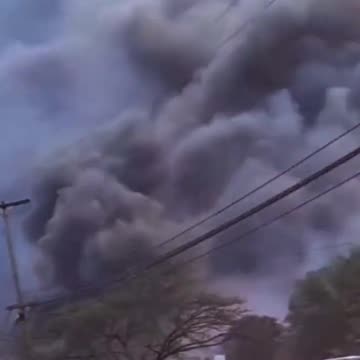 Hundreds on Maui, Hawaii Island flee homes as winds fuel raging brush fires