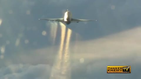 Pilot Films Chemtrail Plane from Cockpit