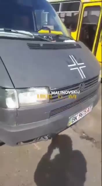 Auta s nacistickou orlicí na Ukrajině