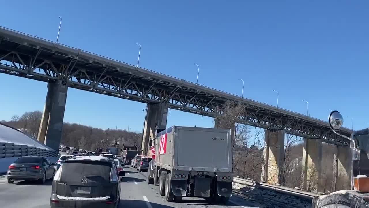 Traffic jams as Convoys head into downtown Toronto