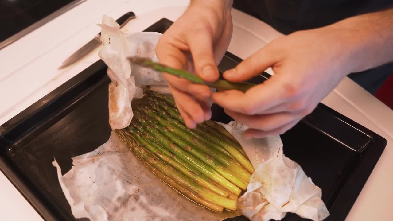 Grüner Spargel mit Orange in Pergament gegart | La Cocina