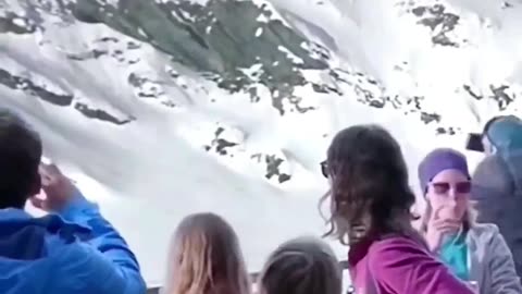 Dangerous Avalanche - close call 😳😳😳