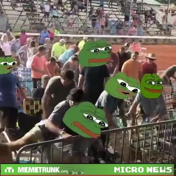 Front row seats🐸🍿