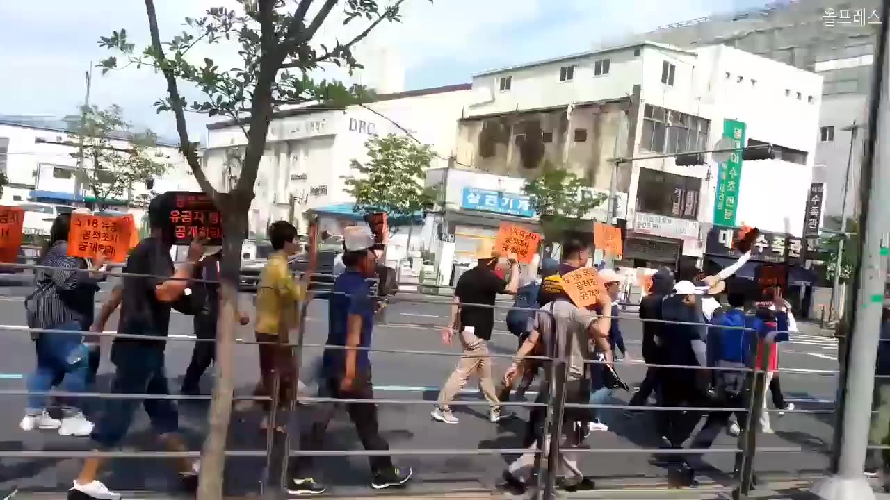 20190615_V3_S04(9jq7Wb1NHeQ)가게에서 유심히 바라보는 대전 시민