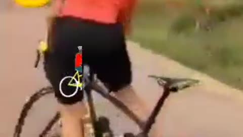 cycliste pédalant en dansant🚴😂