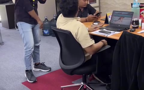 POV : SUKA GANGGU TEMAN YANG FOKUS KERJA