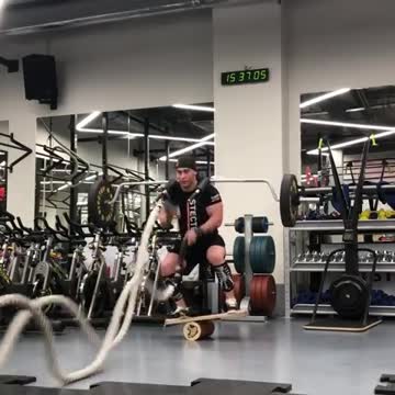 Dude Displays Amazing Workout Skills At The Gym