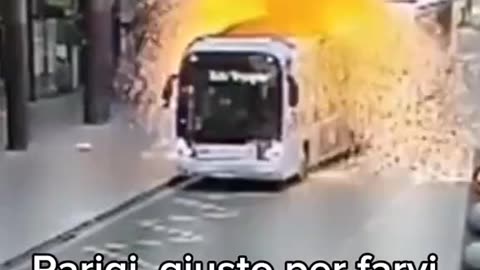 Autobus elettrico in fiamme