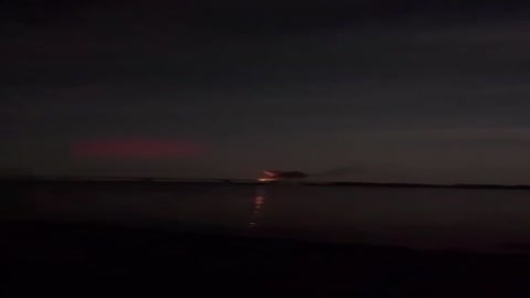 Un video del ataque al puente Antonovsky en Kherson esta noche se está difundiendo en Internet. Aú