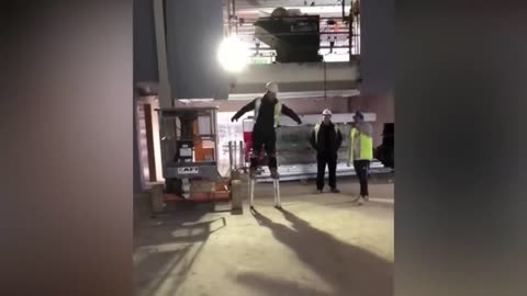 THE BIGGEST IDIOTS AT WORK! FUNNY FALLS 🤣