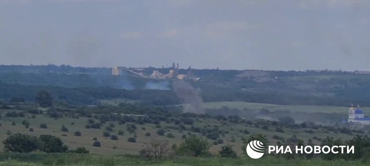 Ukraine War - LPR artillery strikes on positions of Ukrainian militants