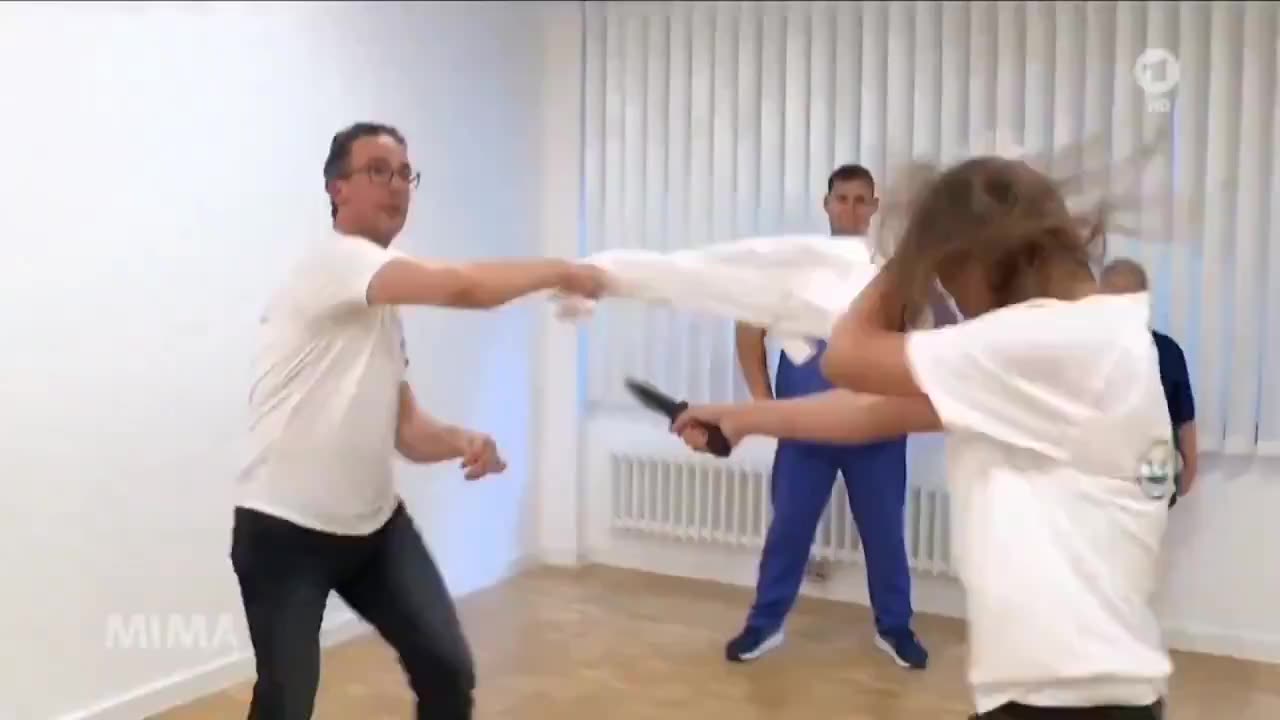 Germany: Doctors are being trained to prevent stabbings from Globalist importees using a towel😁
