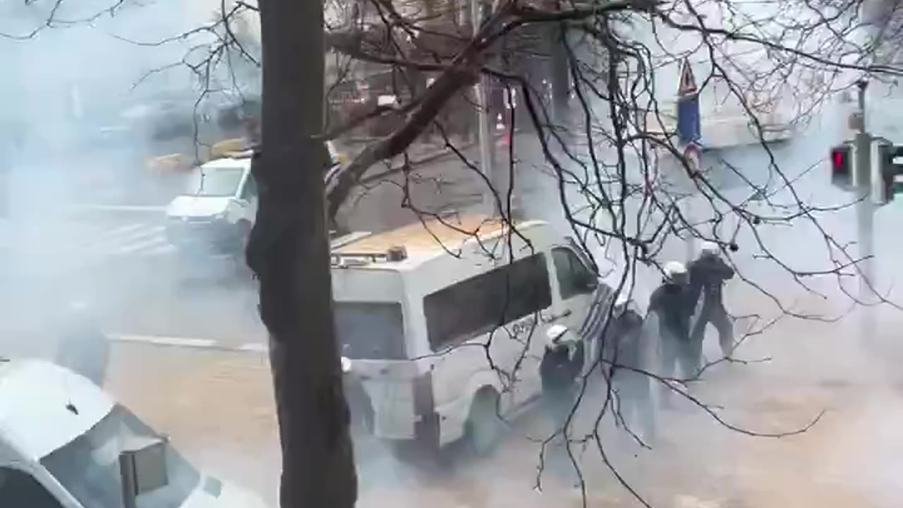 🇧🇪 This is what true courage looks like. Belgian Farmer Clearing Fascist Police Roadblock