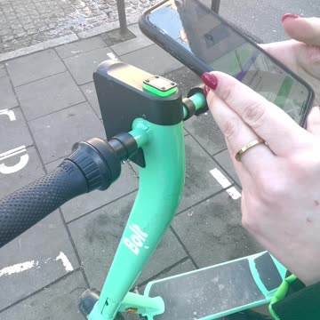 Hulajnogi Bolt grają świąteczną melodię