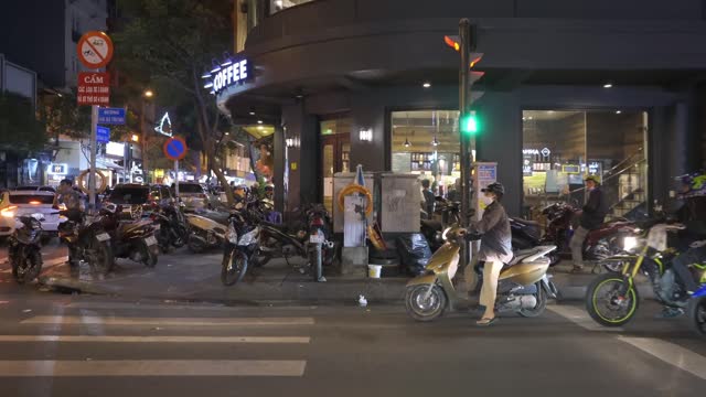 Ho Chi Minh City Walking tour - Nguyen Hue Walking Street - Bach Dang Wharf.f137