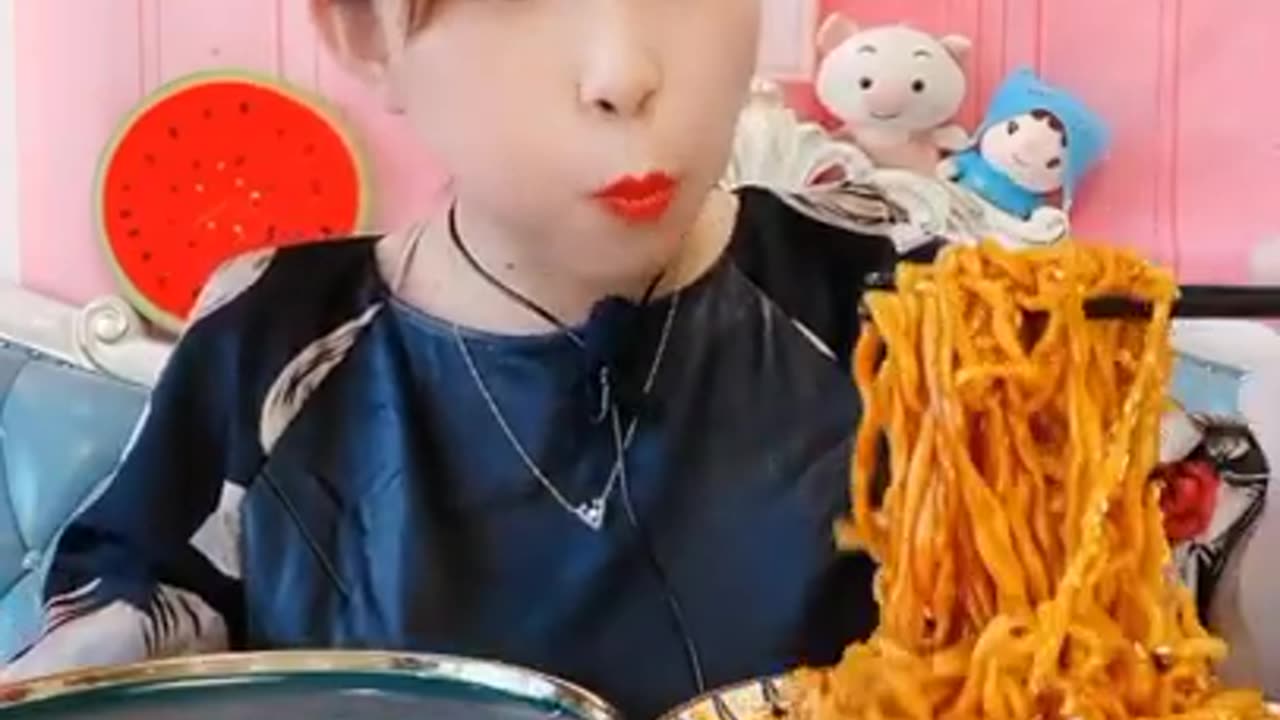 EATING CHALLENGE, 10 eggs, 10 wings, 1kg ramen |