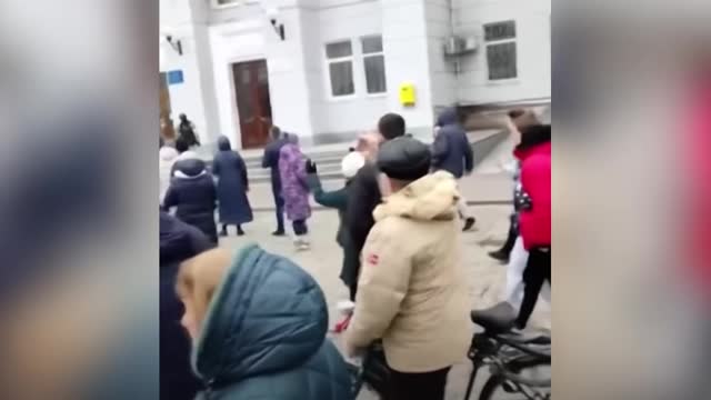 “Go home!” Ukrainians confront Russian soldiers in southern city