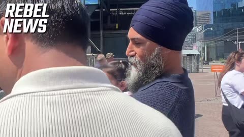 Awkward moment for NDP leader Jagmeet Singh.