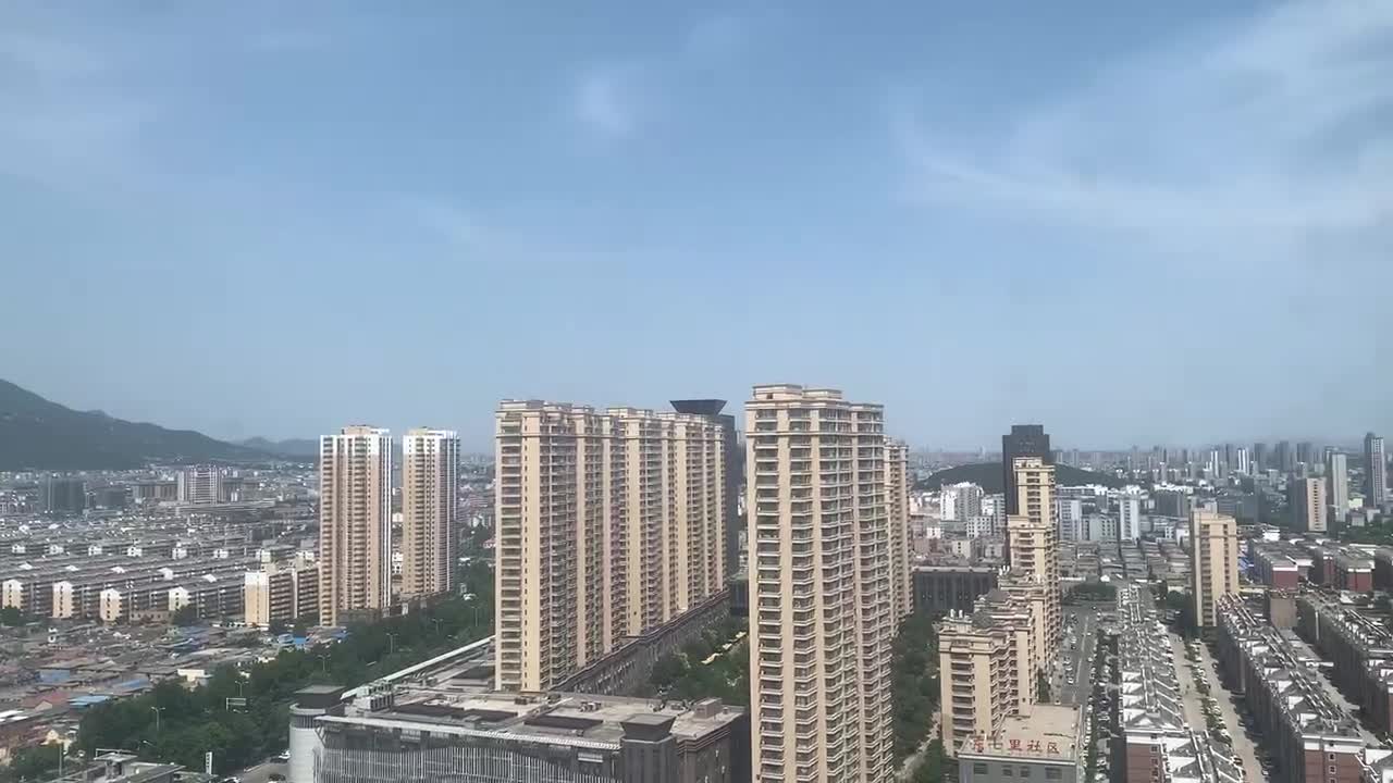 The green mountains accompany the buildings