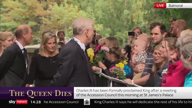 Emotional royals inspect tributes to Queen_1
