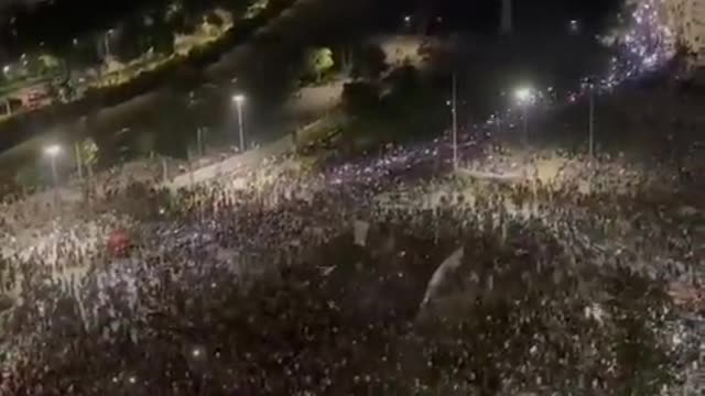 Thousands of Chileans march in downtown Santiago and other major cities