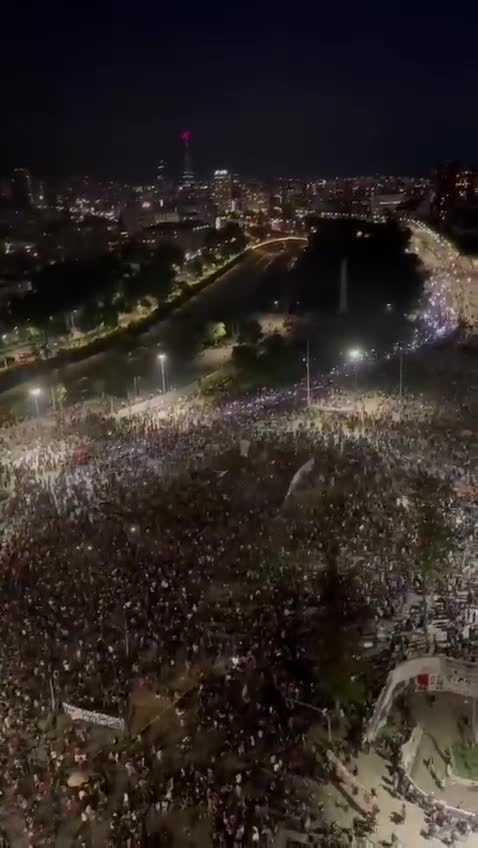 Thousands of Chileans march in downtown Santiago and other major cities