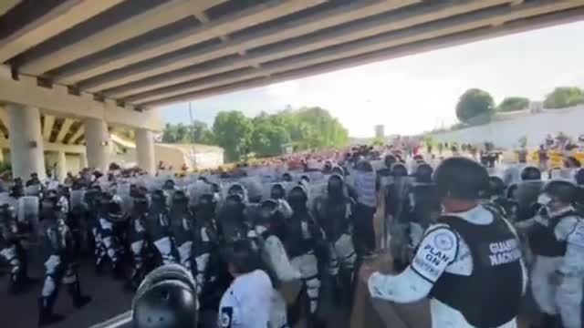 Large Migrant Caravan in Mexico Overruns Police On Journey To US 10-23-2021