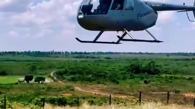 Eu chegando de helicóptero na fazenda