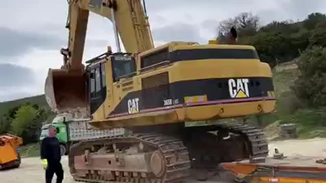 Transporting the CAT 365B EXCAVATOR