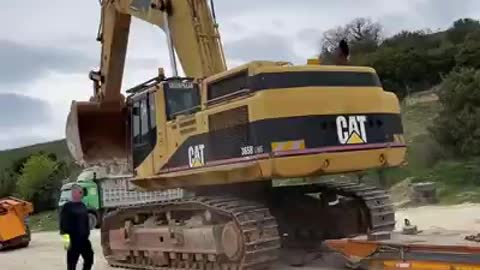 Transporting the CAT 365B EXCAVATOR