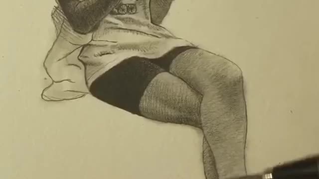 Man draws portrait of a random girl on the subway for her reaction