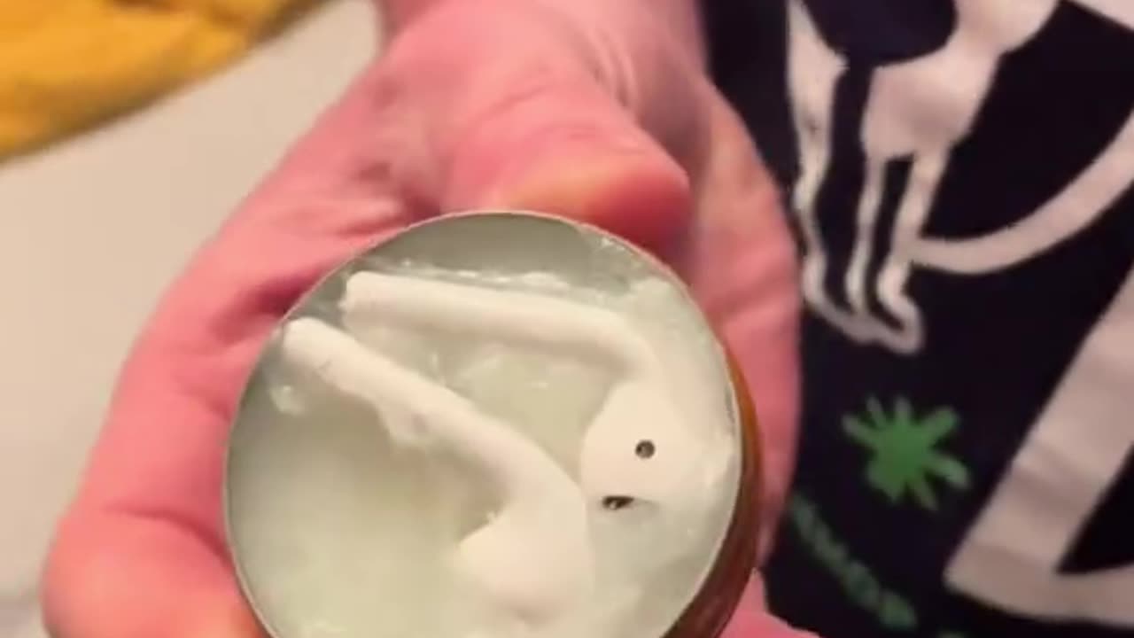 In all fairness it kind of looks like an AirPod caseš«£