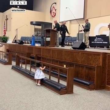 Little girl has cutest reaction to dad's police graduation