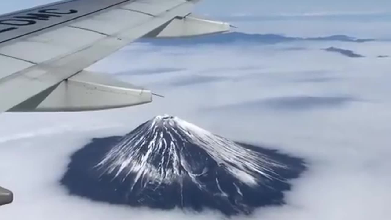 Mount Fuji in Japan from above 🇯🇵