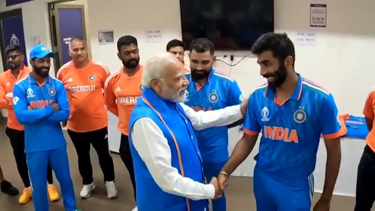 PM Modi Meets the Men in Blue, Comforts Indian Cricket Team After World Cup Final