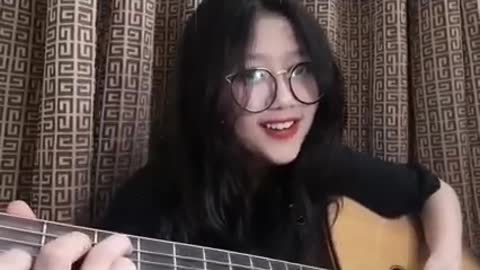 The girl's smile makes many people fall in love (Guitar chil)l