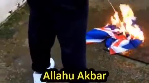 Muslim immigrants in UK burn British flag and threaten British patriots: "This is