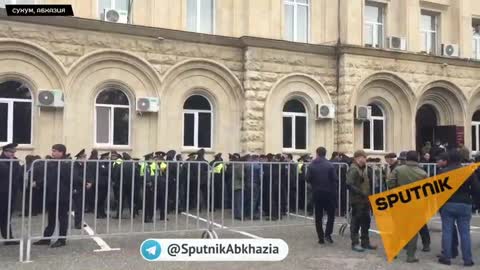 У Администрации Бжания собираются люди. Пришло уже примерно 200 сторонников Аслана Бжания