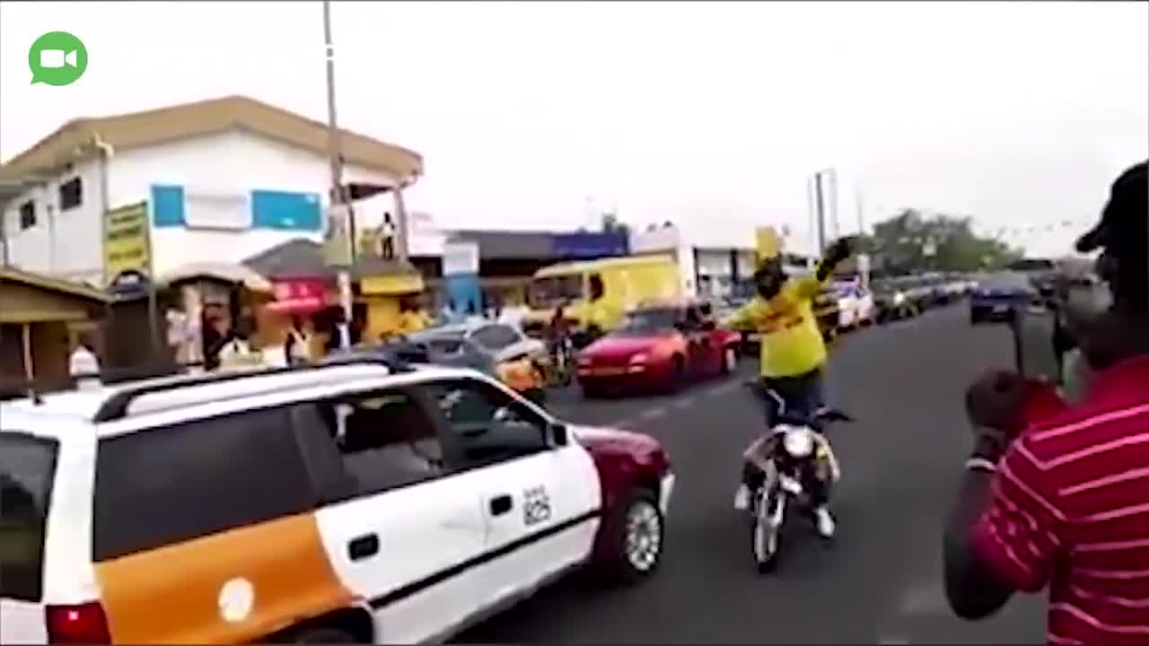 Venha sorrir e ter o dia maravilhoso com essa senhora na moto kkkk