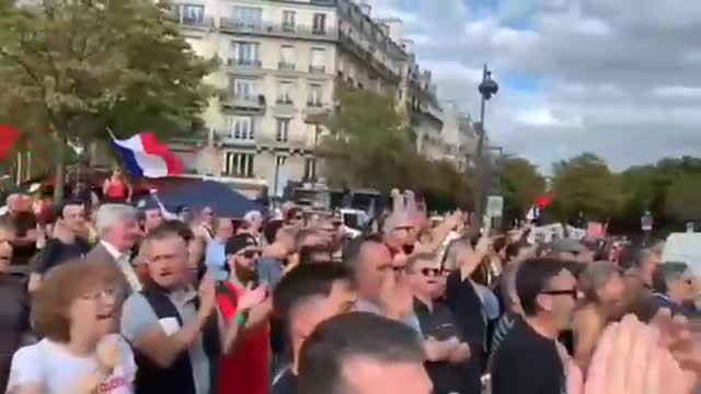 IL POPOLO FRANCESE 🇫🇷 È CON IL POPOLO ITALIANO 🇮🇹 A PARIGI CORO IN ITALIANO “libertà “!