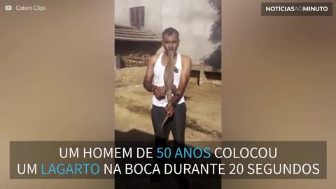 Homem bizarro coloca lagarto de 60 cm na boca