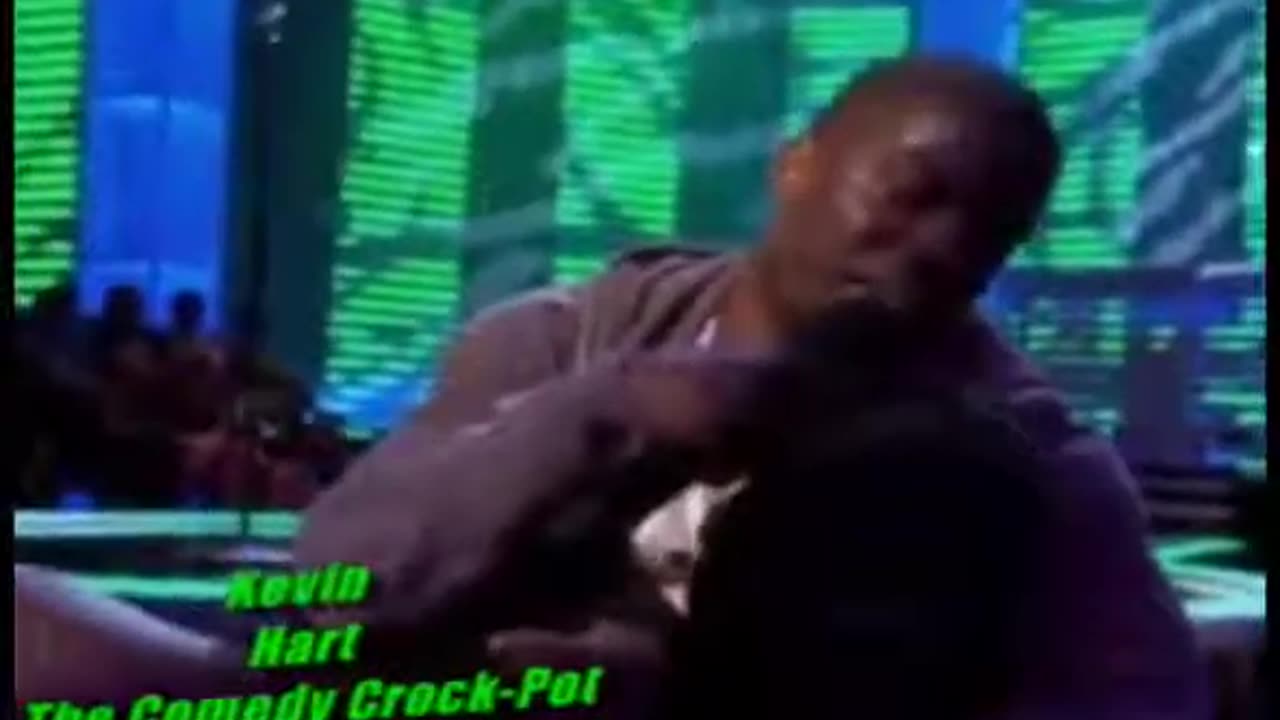 Kevin Hart Jumps Girl in Audience