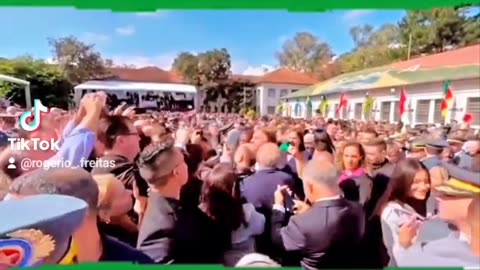 A popularidade do casal Bolsonaro.