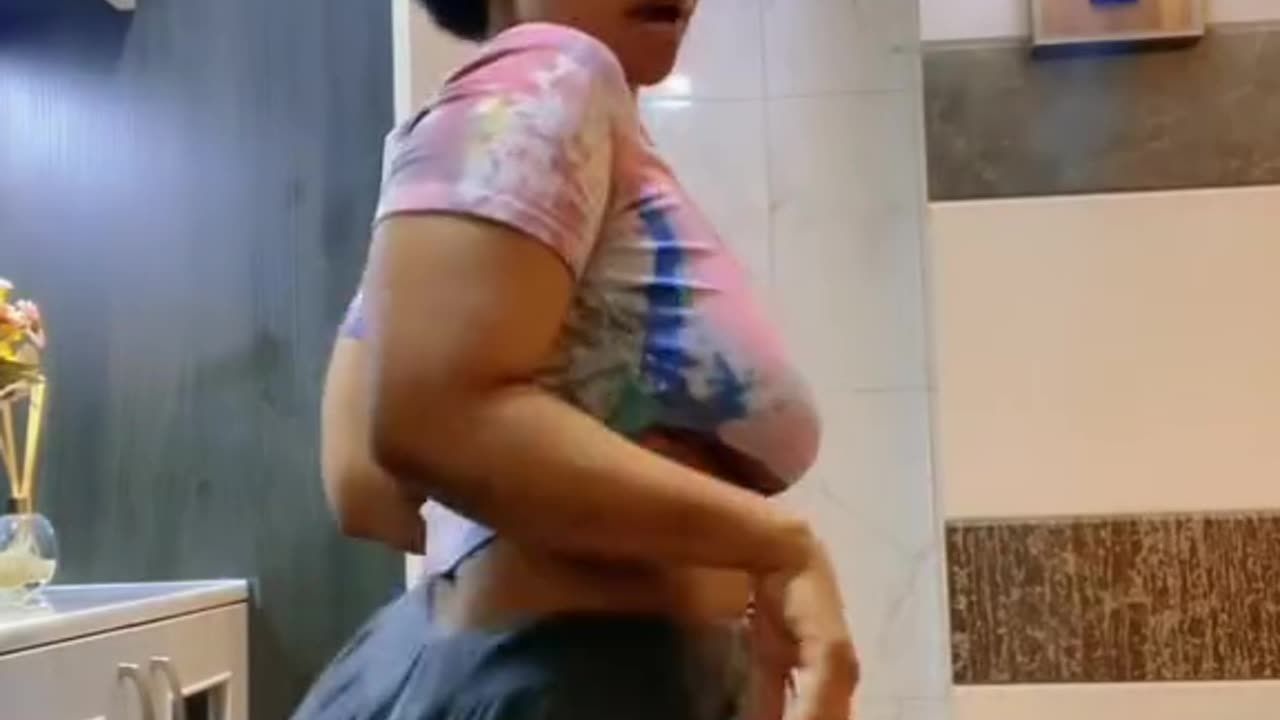 What see her big Azz. 😐